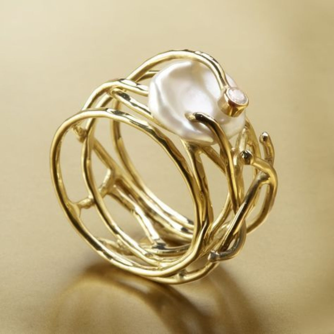Nuria – Elegant Gold Ring with Refined Pearls