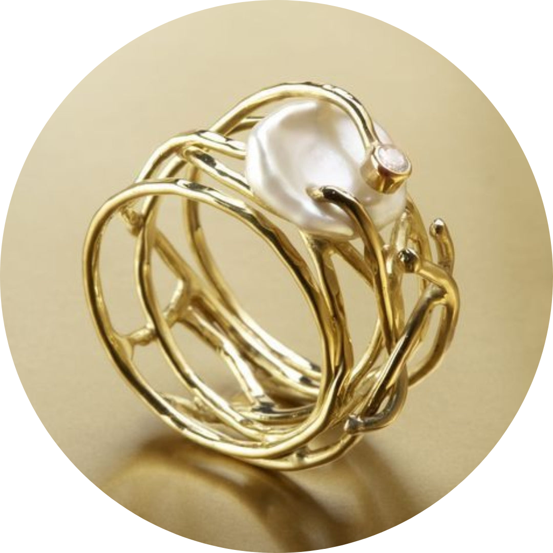 Nuria – Elegant Gold Ring with Refined Pearls